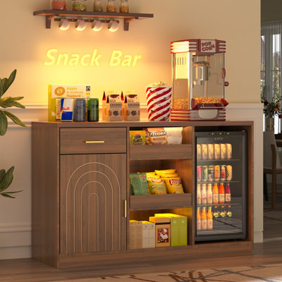 Meuble-bar en bois avec compartiment réfrigérateur, éclairage RVB réglable, prises électriques intégrées et nombreux rangements – Coin café idéal pour le salon et le cinéma maison
