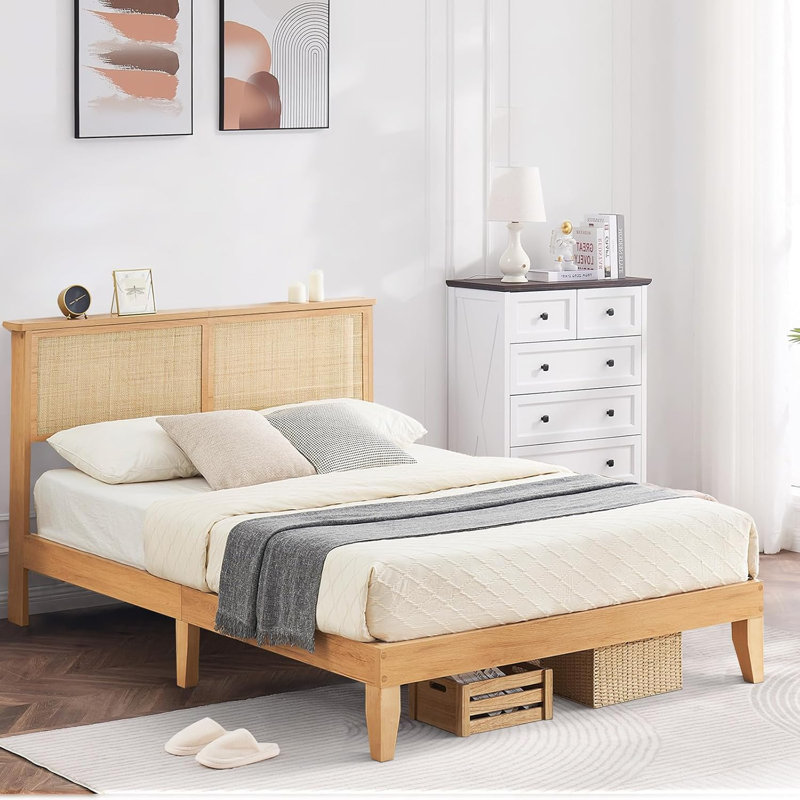 Structure de lit moderne en rotin avec tête de lit à tissage carré, panneau de fibres à densité moyenne et plateforme en bois, aucun sommier nécessaire, conception élégante