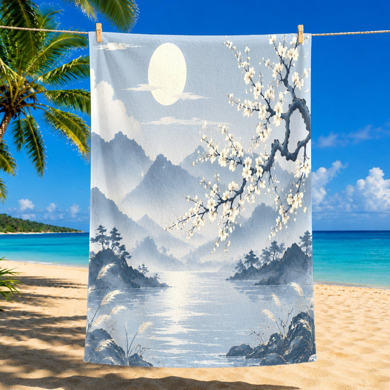 Serviette de plage de style oriental 1Pcs, avec une scène sereine au clair de lune avec des montagnes brumeuses, un lac tranquille et des fleurs de cerisier en fleurs. Grande microfibre à séchage rapide, idéale pour les voyages, les voyages, les aventures en plein air, unisexe.