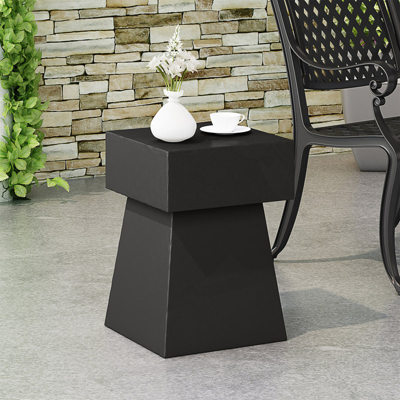Table d'appoint moderne en béton léger avec forme de piédestal, parfaite pour les intérieurs contemporains et peu encombrante.