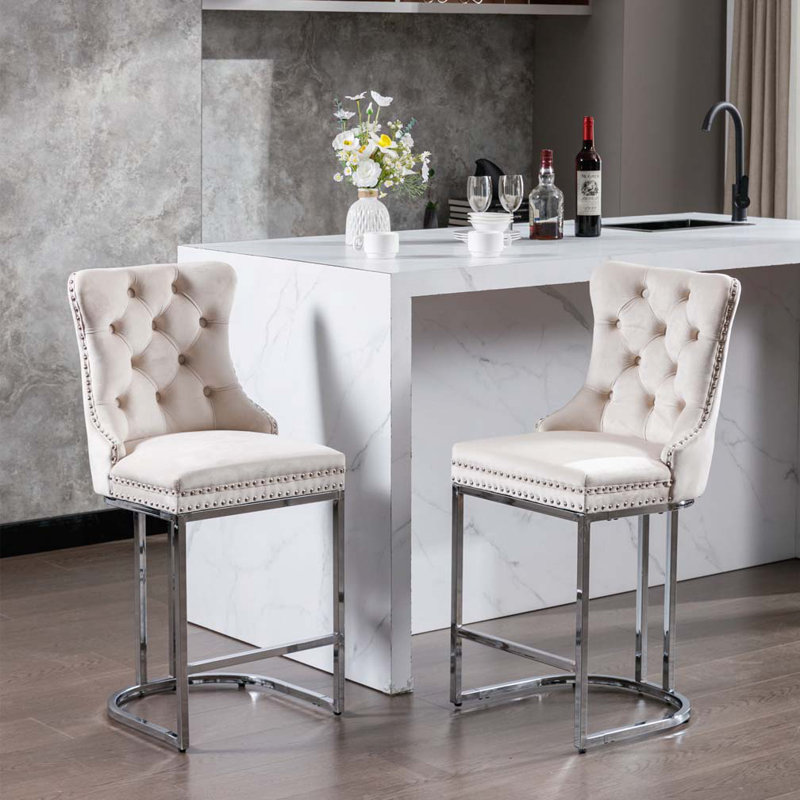 Ensemble de tabourets de bar rembourrés en velours avec dossier capitonné et garniture cloutée, Beige
