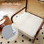 Chaise avec accoudoirs en cuir massif Mid-Century