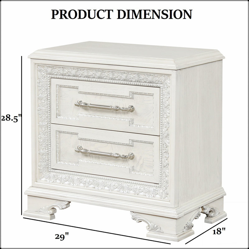Table de chevet de style traditionnel avec tiroirs en queue d'aronde, port USB et finition crémeuse pour un décor de chambre à coucher élégant