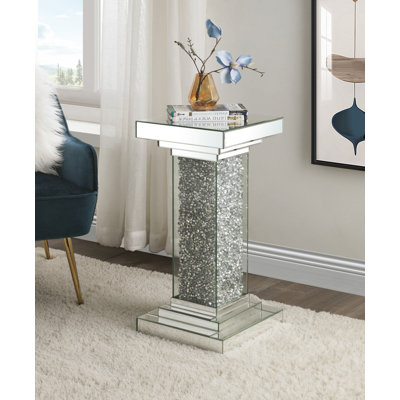 Piédestal, miroir et faux diamants