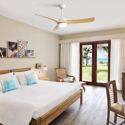 Ventilateur de plafond blanc moderne de 52 pouces avec lumière DEL de 18 W et moteur à courant continu réversible silencieux à 3 pales ABS