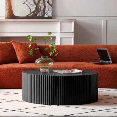 Table basse ronde élégante et moderne avec un design en relief accrocheur