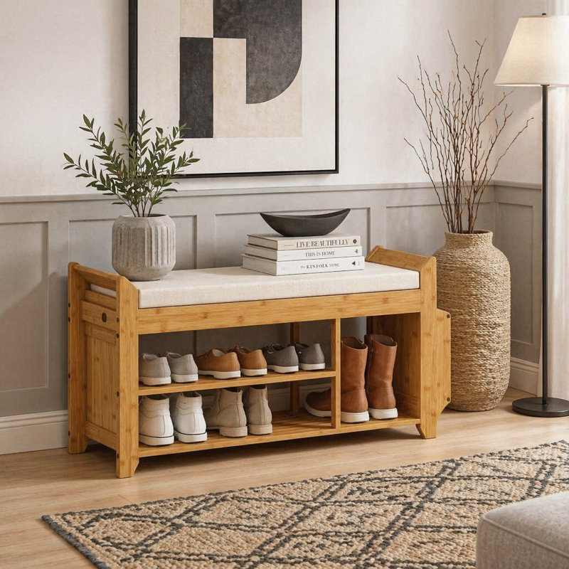 Banc de rangement pour hall d'entrée avec sièges rembourrés confortables et structure en bambou naturel, parfait pour les espaces étroits