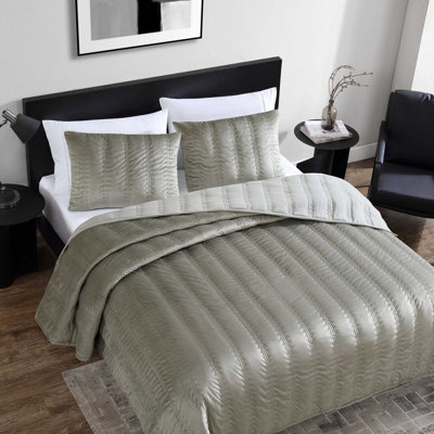 Vera Wang Linear Stitch Solid Quilt Set