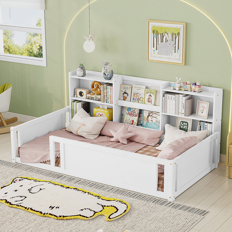Lit plateforme simple en bois avec barrière de sécurité et tablettes de rangement latérales pratiques, base de lit pour enfant peu encombrante