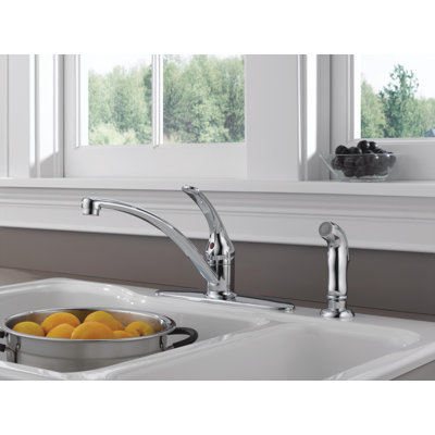 Robinet d'évier de cuisine à poignée simple avec pulvérisateur latéral Foundations, robinet de cuisine à 4 trous