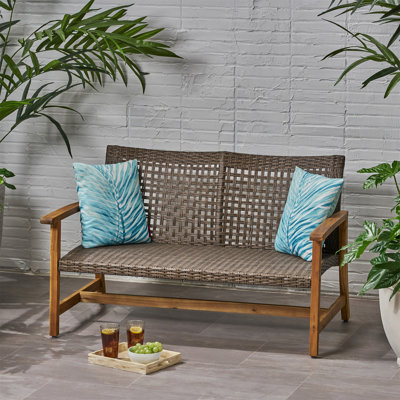 Causeuse d'extérieur durable en osier tissé à la main avec structure en bois d'acacia et décorations en fer, parfaite pour le patio ou la cour