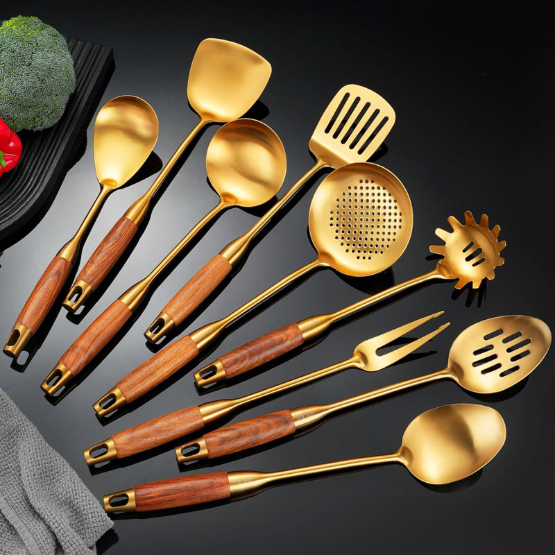 Ensemble 9 pièces d'ustensiles de cuisine dorés, 304 outils de cuisson en acier inoxydable avec poignées en bois, comprend une cuillère, une cuillère rainurée, une fourchette, une spatule, une louche, un écumoire, un tournevis plat, une cuillère ?