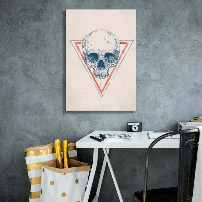 «Skull In Triangle 2» par Balazs Solti, H 26 po x l 18 po x P 0,75 po