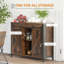 Buffet industriel Carpio avec portes de grange coulissantes, tablettes réglables et amplement de rangement pour les espaces de vie modernes