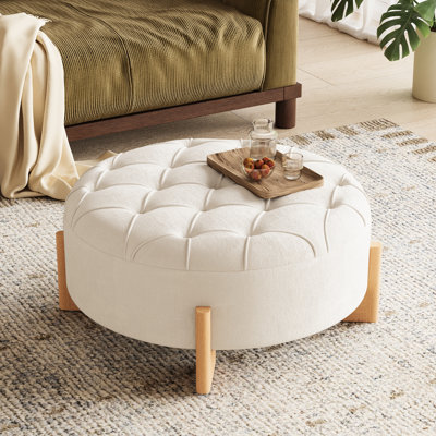32 po rond avec des lignes de passepoil, chenille beige et pieds en forme de L stables pour le salon, lignes de tissu, soutenu par un décor de chambre à coucher en bois