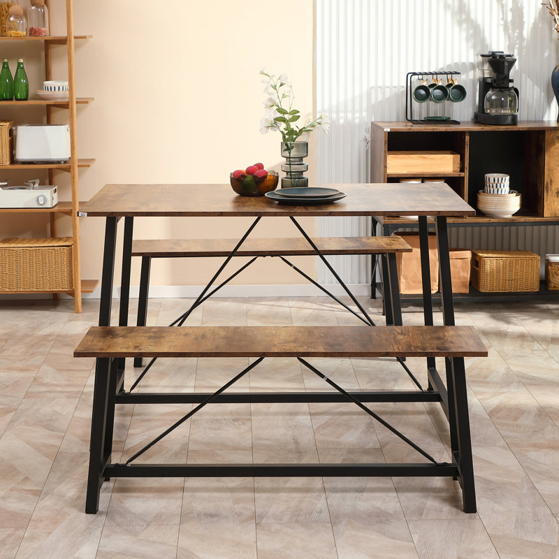 Ensemble repas pour quatre personnes