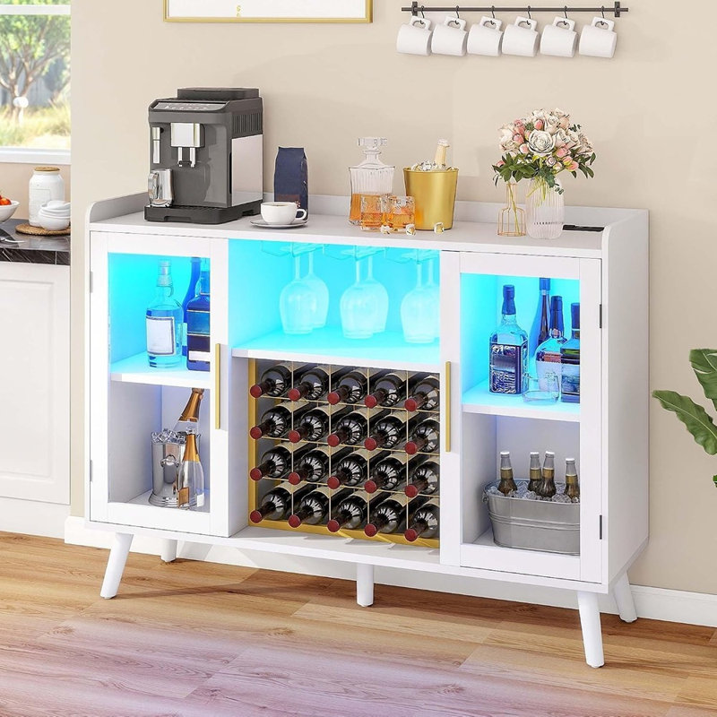 Meuble-bar à vin moderne avec éclairage DEL, prises électriques, rangement pour verres et buffet.