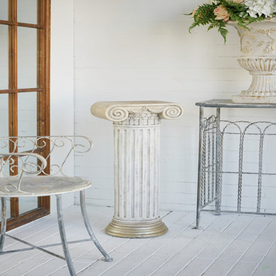 Meuble piédestal 13 po x 13 po en magnésium blanc antique avec colonne nervurée et base dorée