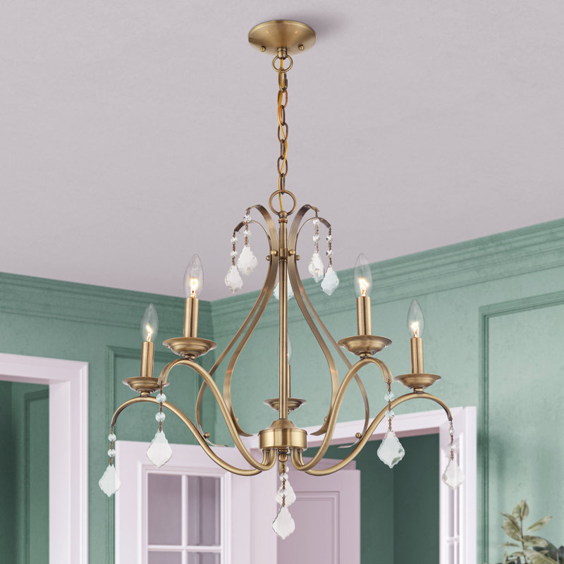 Lustre classique à 5 lumières de style bougie avec détails en cristal Maines, Laiton antique