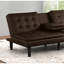 Futon brun de style contemporain, siège et dossier en biscuit, convertible en lit avec abattants, lit, chargeurs pour la commodité de l'utilisateur