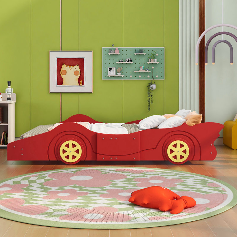 Lit plateforme attrayant en forme de voiture avec roues - construction solide. Fabriqué à partir de contreplaqué de qualité, de pin et de bois. Équipé de lattes fermes pour plus de confort. Confortable. Taille: 87,4 po x 55,3 po