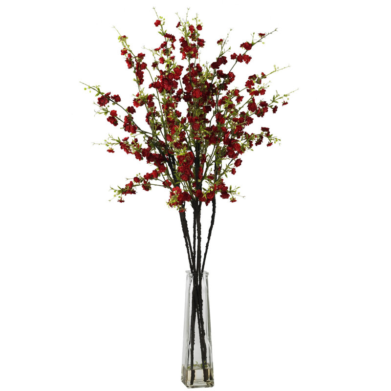 Arrangement floral de fleurs de cerisier dans un vase