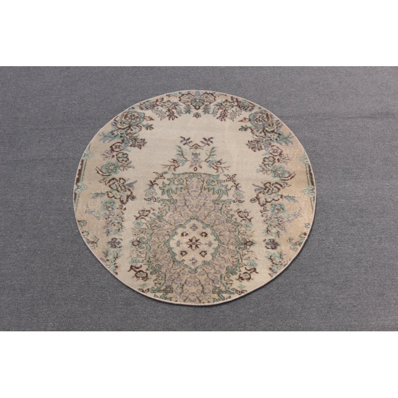 Petit tapis turc de style rétro parfait pour ajouter de la chaleur à votre salon ou à votre chambre à coucher