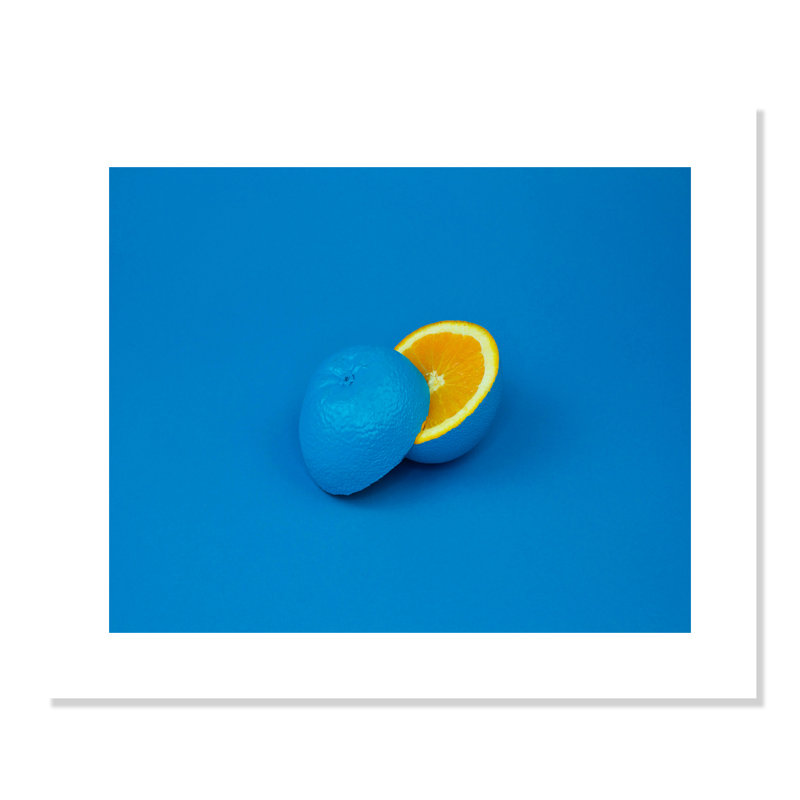 Pop orange en bleu par Davisuko, Pas de tapis, Papier fin noyer, H 13 po x l 15 po x P 0,75 po
