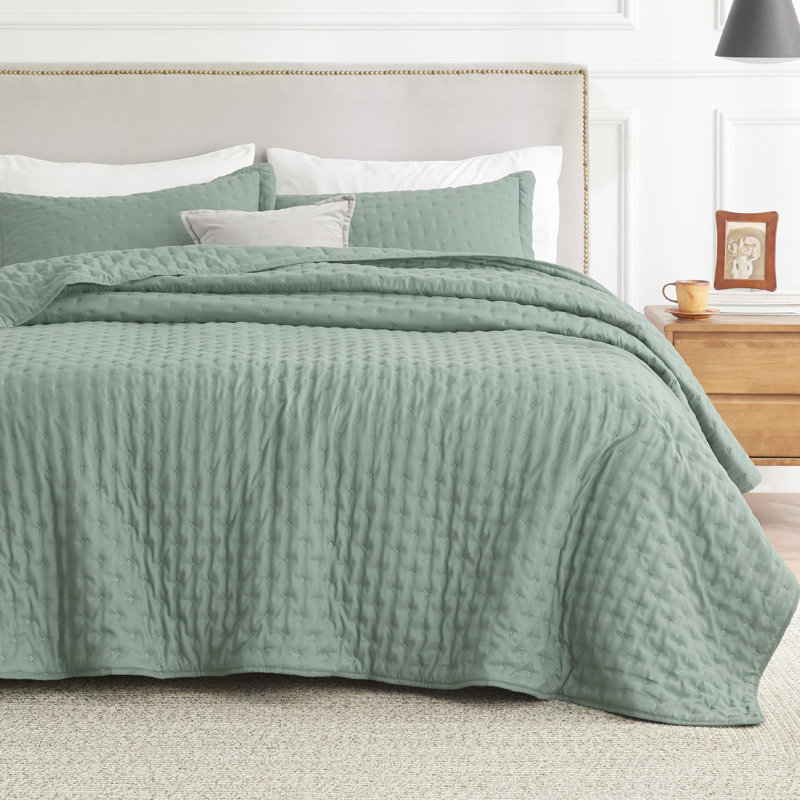 Bedsure Quilt Set for Dorm Decor, Lightweight All-Season Comforter, Bedspread Coverlet with Clover Pattern, Sage Green