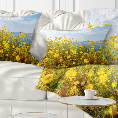 Petites fleurs jaunes sur le rivage - coussin à imprimé floral