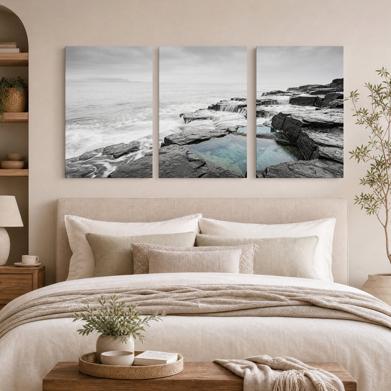 Ensemble de 3 toiles murales représentant une côte rocheuse en noir et blanc avec marée bleue, H 24 po x l 16 po x 3 pièces