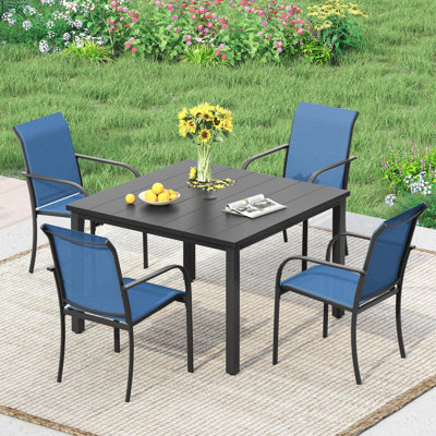 Ensemble de salle à manger de patio avec table carrée en métal et 4 chaises de salle à manger avec accoudoirs empilables