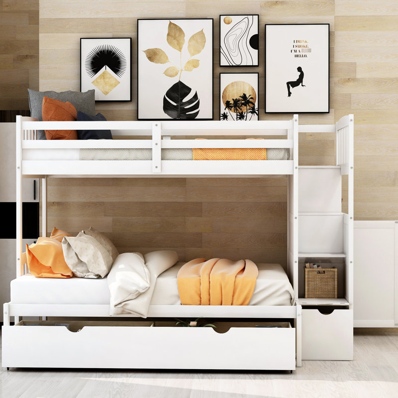 Lit superposé simple au-dessus d'un lit double / double blanc avec tiroir organisé et rangement pour tablettes - Chambre simplifiée dans un espace protégé protégé