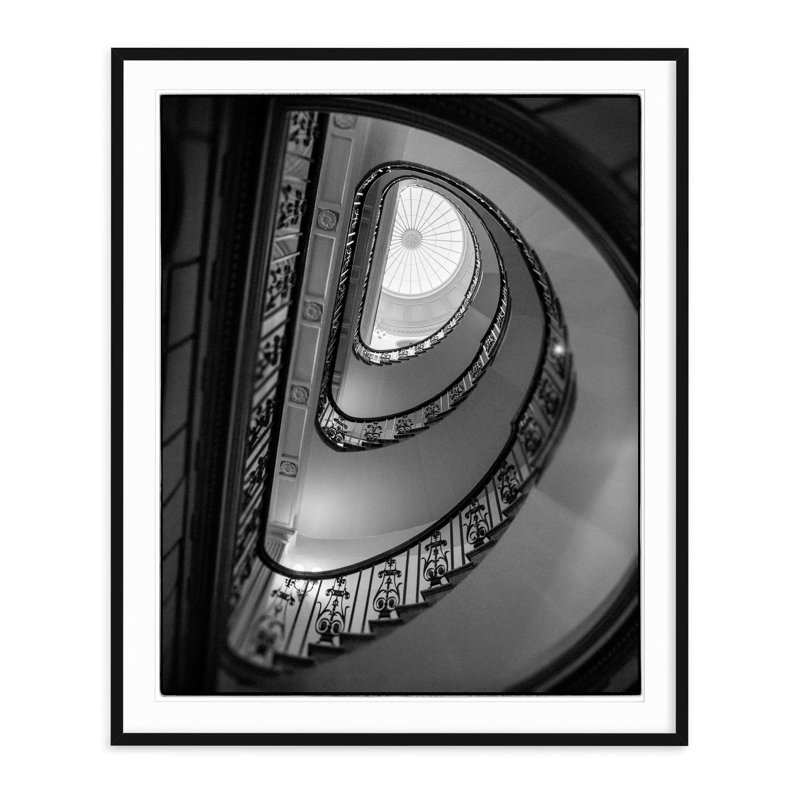 Spiral Stairs - Photographie de cadre photo sur papier, H 35,5 po x l 29,5 po, Cadre noir