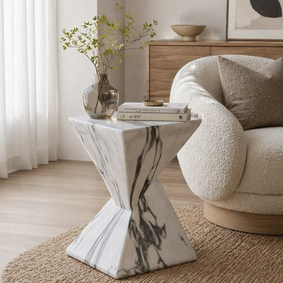 Table d'appoint moderne en béton 18,5 po de hauteur, table de bout de patio avec motif cannelé sculptural, table d'appoint minimaliste géométrique résistante aux intempéries pour jardin, balcon et bord de piscine, faux marbre