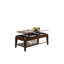 Table basse en noyer avec plateau relevable pratique, compartiments de rangement et plateau de présentation spacieux