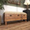 Banc de rangement en bois brun à motif floral avec plateau en toile de jute crème