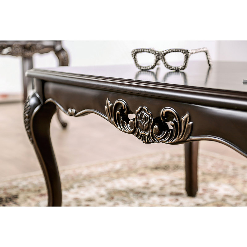 Table basse de style traditionnel avec des pieds courbés, une conception sculptée et une structure en bois massif avec une finition Java riche