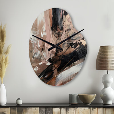 Horloge murale abstraite brune et noire au-delà des limites II - horloge murale asymétrique en métal