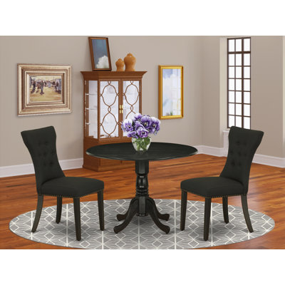 L'ensemble 3 pièces de table de cuisine et chaises comprend une table de salle à manger ronde avec Dropleaf et 2 chaises de salle à manger Parsons en tissu noir, noir