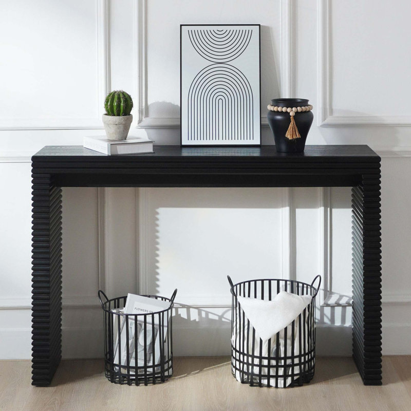 Console moderne noire avec motif nervuré