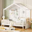 Lit simple avec tablettes, toit captivant blanc et fenêtre-383713578