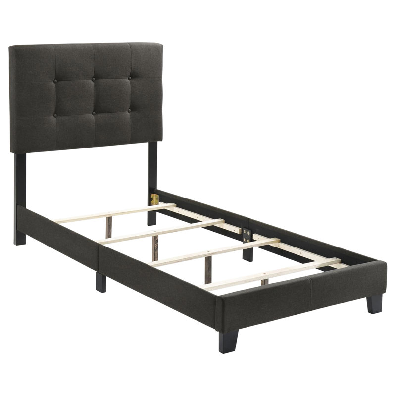 Lit simple gris anthracite avec plateforme à panneau bas pour tête de lit, rehaussant l'attrait de la chambre à coucher