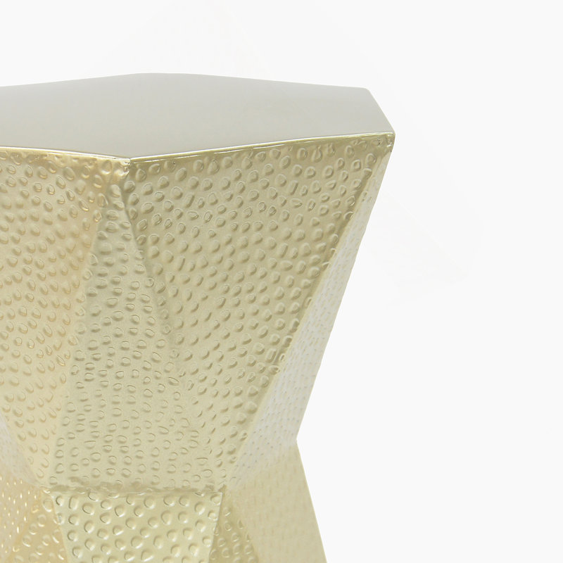 Élégante table d'appoint hexagonale avec structure en fer durable et texture élégante pour une utilisation intérieure et extérieure