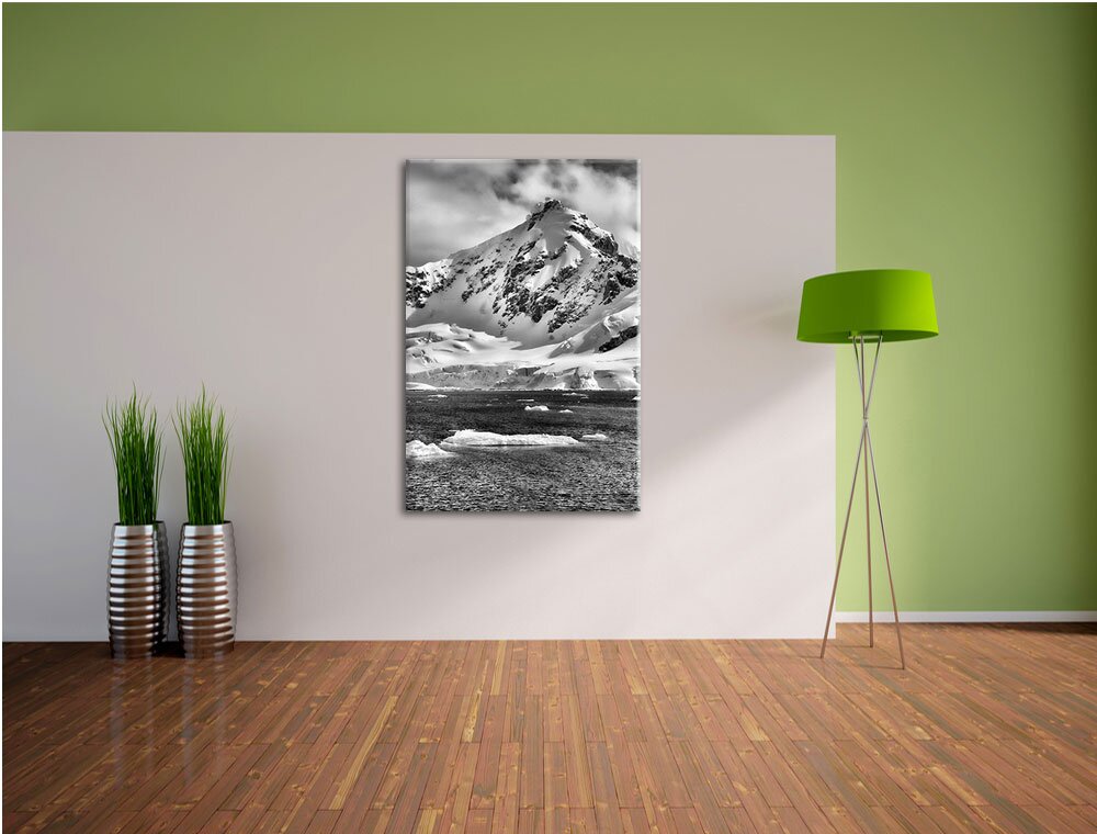 Leinwandbild Schneebedeckte Bergspitze in Monochrom