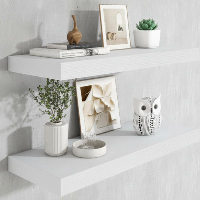 Tablettes murales blanches flottantes (paquet de 2), avec supports invisibles, adaptables à plusieurs espaces, servant à la fois à des fins décoratives et de rangement.
