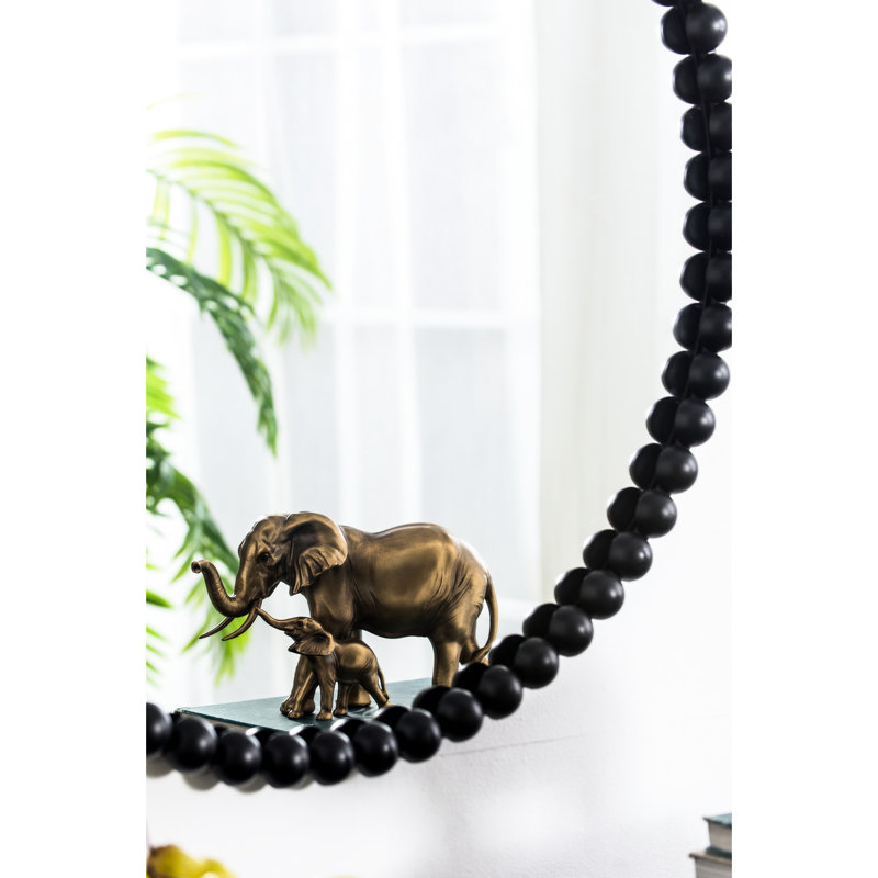Le miroir 32 po à cadre perlé en métal crée un miroir mural de profondeur avec garniture et embellit le salon