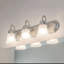 Luminaire de salle de bain pour coiffeuse 3 lumières 24 pouces, matériau nickel brossé, lumière de salle de bain moderne, avec verre gravé satiné transparent (24 pouces de large x 8 pouces de haut)