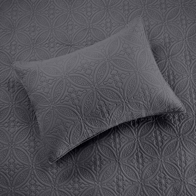 Modern & Contemporary Polyester Machine Tufted Geometric Shapes Quilt, King Quilt +2 Standard Shams