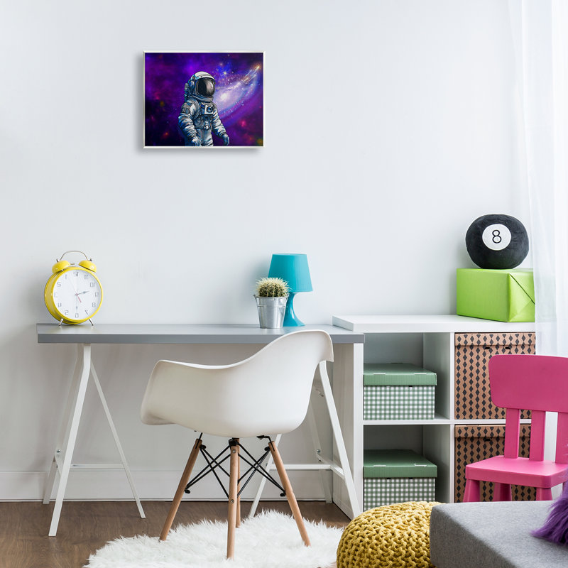 Astronaute avec plaque galaxie tourbillonnante, design par Jesse Keith